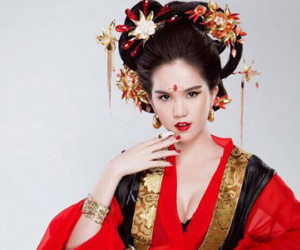 Ngọc Trinh bị chê tới tấp khi hóa Võ Tắc Thiên