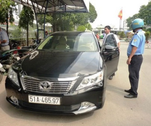 Thanh tra giao thông phạt 10 taxi Uber tại sân bay Tân Sơn Nhất
