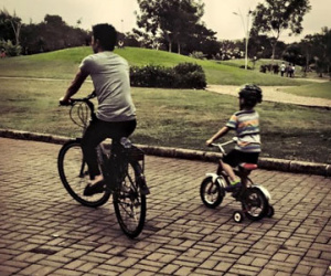 Vắng Hà Hồ Subeo đạp xe đi chơi cùng bố