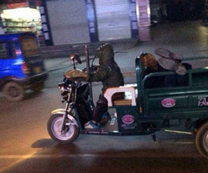 Bé 7 tuổi “bá đạo” một mình lái xe chở bố say rượu
