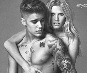 Lara Stone bị dọa giết vì "dám âu yếm Justin Bieber"