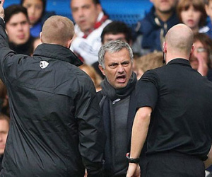 Mourinho bị phạt nặng vì "tuyên chiến" với FA