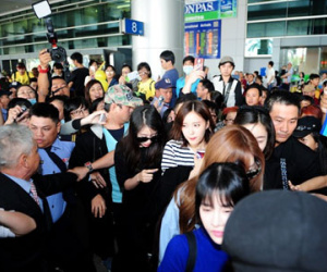 T-ara đi cổng thường, khiến sân bay náo loạn
