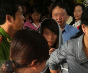 Cô giáo bật khóc, xin lỗi nức nở trong lễ tang của học trò