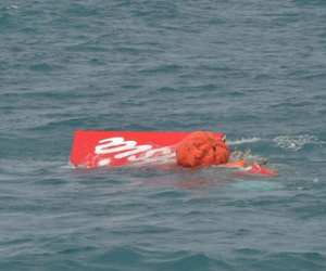 Đuôi của phi cơ AirAsia nổi lên mặt biển