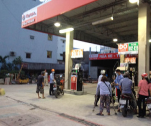 Tên cướp liều mạng lao vào cây xăng cướp xe máy