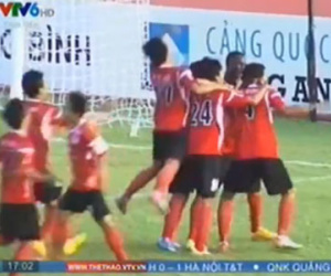 Clip: Pha đánh đầu ghi bàn và ăn mừng như Cristiano Ronaldo của Chí Công