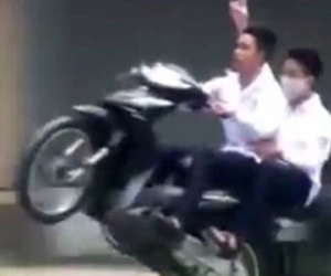 Thú chơi ngông: Thả hai tay khi đi xe máy