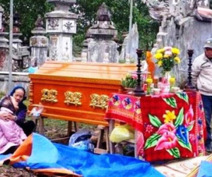Phát hiện thi thể thầy giáo đã phân hủy trong tư thế treo cổ