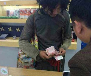 "Sốc" với anh chàng ăn mày "sành điệu" mua 2 chiếc iPhone 6 Plus