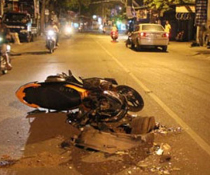 Va chạm với ôtô, 2 vợ chồng bị hất lên nắp capô