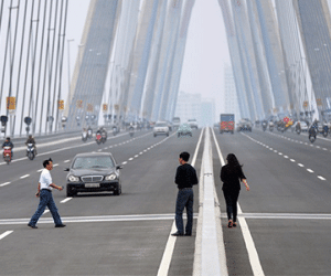 Dừng ôtô chụp ảnh trên cầu Nhật Tân sẽ bị phạt 1 triệu