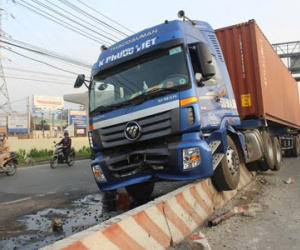 Mất lái, xe container “làm loạn” trên xa lộ Hà Nội