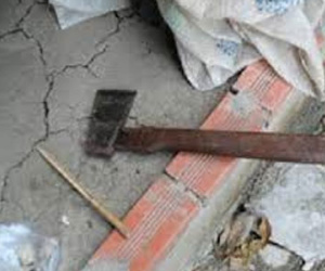 Mâu thuẫn gia đình, dùng búa sát hại vợ con