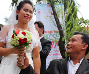 Nhẫn cưới không đáng 10 ngàn và những "phi vụ" từ thiện