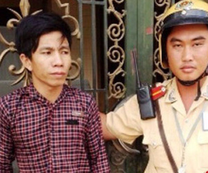 Bị CSGT dừng xe, tên "đá xế" lúng túng đánh rơi đoản phá khóa