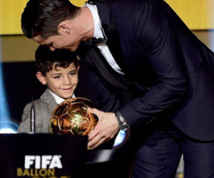 Con trai Ronaldo ngưỡng mộ Lionel Messi