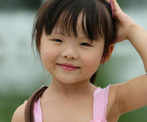 Nhóc tì 4 tuổi làm phiên dịch gây sốt mạng