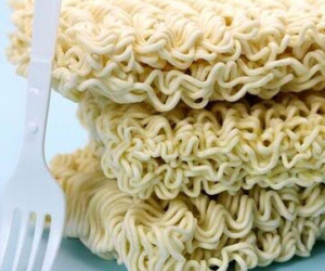 Sai lầm trong cách ăn khiến mỳ ăn liền càng nhiều tác hại