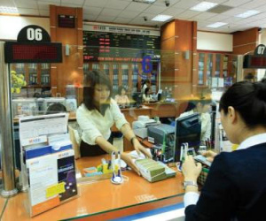 Đua thâu tóm công ty tài chính, ngân hàng ôm nợ?