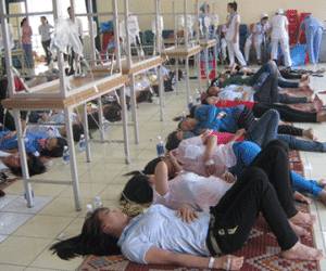 Hơn 100 công nhân ngộ độc thức ăn