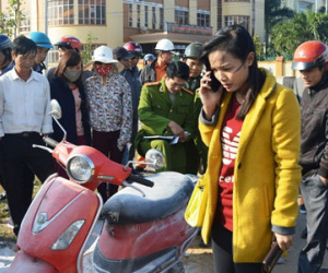 Xe máy đang chạy phát hoả, cô gái hoảng loạn kêu cứu