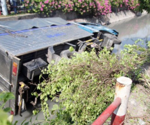 Xe tải mất lái, lao xuống kênh Tô Hiệu
