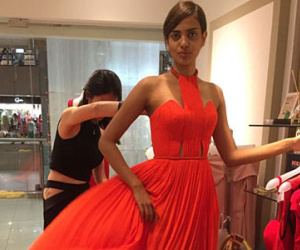 Hoa hậu Singapore diện váy của NTK Việt ở Miss Universe