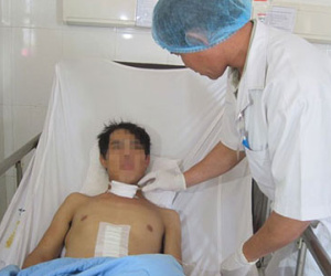 Thanh niên dùng dao tự cắt cổ, rạch bụng