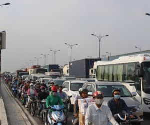 TPHCM: Kẹt xe nghiêm trọng hơn 6 giờ trên xa lộ Hà Nội