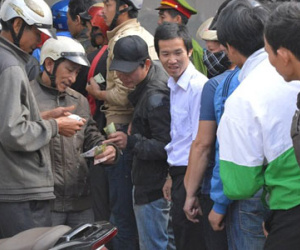 Chen lấn, xô đẩy mua vé xem trận HAGL - Thanh Hóa
