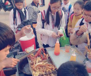 Ẩn họa từ quà vặt giá rẻ nơi cổng trường