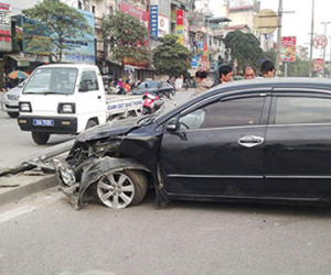 Hà Nội: Xế hộp nổ lốp giữa phố, tài xế bỏ đi