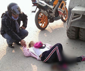 Nam thanh niên nắm tay cô gái bị tai nạn trong lúc chờ cứu thương
