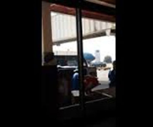 Clip nhân viên sân bay quăng quật hàng hóa, hành lý của khách gây bức xúc