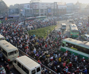 Đèn giao thông ngưng hoạt động, xa lộ Hà Nội “tê liệt”