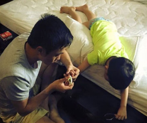 Fans ngưỡng mộ vì Cường Đô la ngồi cắt móng tay cho Subeo