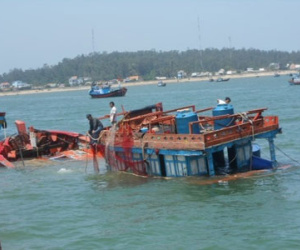 Sóng đánh chìm 2 tàu cá, một ngư dân mất tích