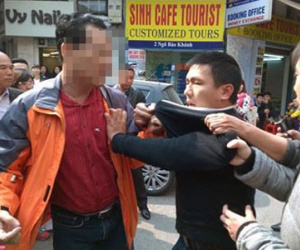 Người dân vây bắt tên cướp gần hồ Hoàn Kiếm