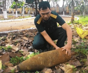 Tháo gỡ quả đạn pháo chưa phát nổ ra khỏi khu dân cư