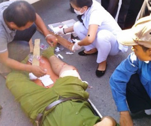 Cảnh sát bị côn đồ rạch mặt trong quán cà phê