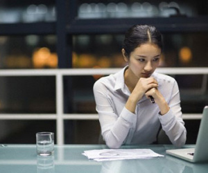 Điếng người nhìn chồng thay người tình như thay áo
