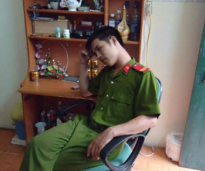 Gã cảnh sát rởm đẹp trai lừa tình, tiền hàng loạt cô gái