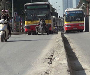 Hà Nội: "Bẫy" nguy hiểm với bất kỳ ô tô nào đi qua