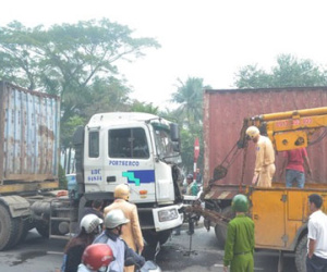 Hai xe container dính chùm, ùn tắc hơn 4 giờ