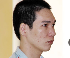 Mẹ bị cáo giết người ngất xỉu trước sân tòa