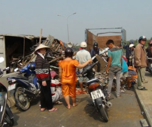 Xe tải rơi thùng, cầu Phú Mỹ kẹt cứng