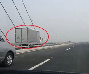 Clip: Xe tải chạy 100km/h ngược chiều trên cầu Nhật Tân