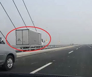 Kinh hoàng xe tải chạy ngược chiều trên cầu Nhật Tân với tốc độ cao