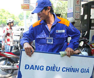 Loạn giá xăng vì Bộ trưởng muốn giữ "chữ tín"